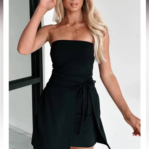 Elegant Black Strapless Dress - Picture 2 of 5